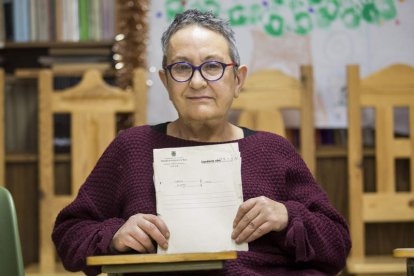 María García Álvarez, presidenta de la Fundación de Familias Monoparentales Isadora Duncan, con su expediente del Patronato de Protección a la Mujer. F. OTERO PERANDONES