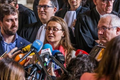 Los exconsellers Toni Comín, Lluis Puig y Meritxell Serret (de izquierda a derecha) hablan ante los medios de comunicación el pasado 16 de mayo, a su salida del tribunal de justicia belga que denegó su entrega a España