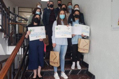 Foto de familia de los profesores y alumnos en la entrega de premios de Villablino. ARAUJO