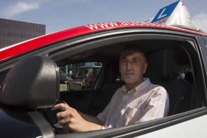 Fernando Blanco, presidente provincial de la asociación de autoescuelas, en el coche de su centro de formación. FERNANDO OTERO