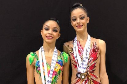 Olatz y Paula con sus medallas logradas en el Torneo de Lisboa. DL