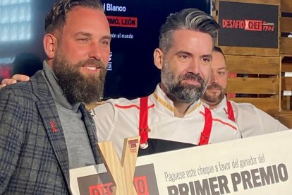 El cocinero leonés Javier del Blanco, a la derecha, con el primer premio. DL