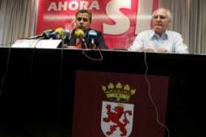 Joaquín Otero compareció ayer acompañado por Manuel Arias, secretario de organización de UPL