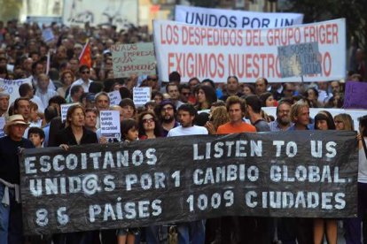 Los manifestantes recorren las calles de Ponferrada.