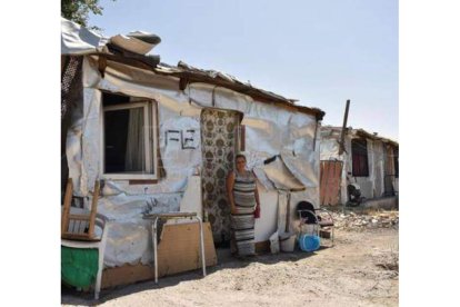 Una mujer delante de su vivienda en la Cañada Real, en Madrid. FEDERICO SEGARRA