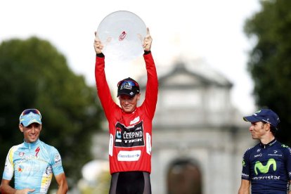 Horner en el podio flanqueado por Nibali y Valverde.