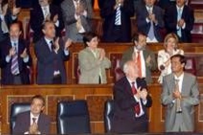 Varios diputados socialistas entre ellos el presidente del Gobierno aplauden tras la votación