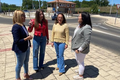 María González Corral y Ester Muñoz con las candidatas de Sariegos, Silvia Lorenzana, y San Andrés del Rabanedo, Noelia Álvarez. DL