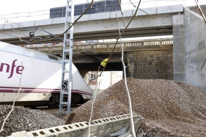 El puente de Trobajo, que desató toda la polémica y la reacción vecinal contra los planes de Adif con los pasos elevados. MARCIANO PÉREZ