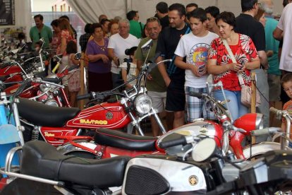 Las motos, los repuestos y las exposiciones se desplegarán en el patio del colegio de Las Carmelitas. RAMIRO