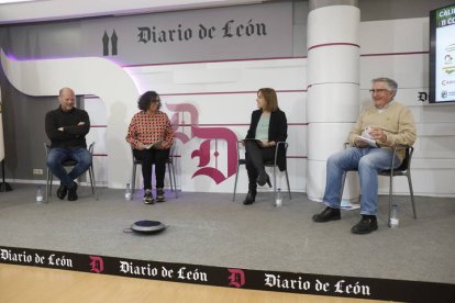 Pablo Linares, Ana Gaitero, Flor Álvarez Taboada y Manuel Bernardo, durante la mesa redonda. RAMIRO