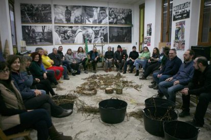 Tejiendo los tallos del lúpulo mojados. ECOLOGÍAS DEL LÚPULO