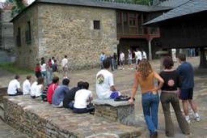 Alumnos del curso del año pasado, realizando algunas de las actividades la sede de Sierra Pambley