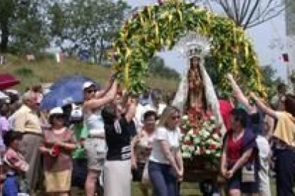 Los vecinos llevan a la Virgen de Carrizo, patrona de esta localidad, en procesión hasta la ermita