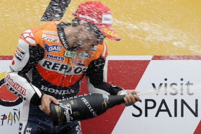 El piloto español Dani Pedrosa, de Honda, celebra su victoria en el podio tras ganar el Gran Premio de Japón de MotoGP.