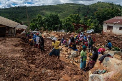 Pobladores de Mozambique realizan labores de rescate tras en paso del ciclón Idai.