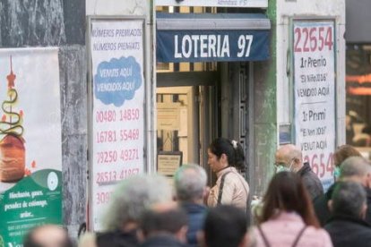 Una cola en Barcelona para comprar lotería. MARTA PÉREZ