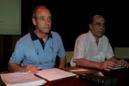 Ricardo Fernández, ayer junto al presidente de la Federación de Vecinos, Alberto Zapico.