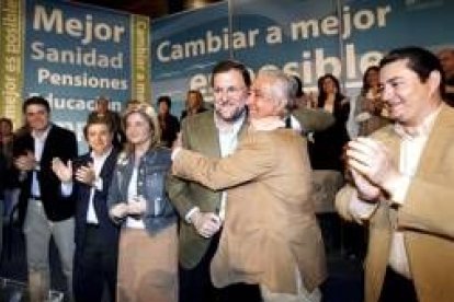 Rajoy y el candidato a la Presidencia de la Junta, Javier Arenas, se saludan en un acto en Málaga