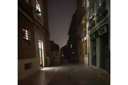 Varios puntos del barrio de Santa Marina, que se quedaron sin alumbrado público durante las dos últimas noches, aunque la luz sí llegaba al interior de los edificios. DL