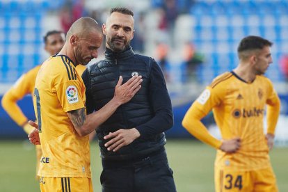 El jugador de la Ponferradina Ale Díez trata de irse de dos rivales en una acción del partido en El Alcoraz. DANIEL MARZO