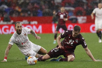 Nemanja Gudelj y Alexander Sorloth luchan por el balón. J. M.