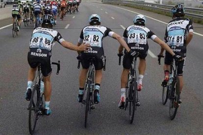 Rigoberto Urán (derecha) orina en plena carrera, durante la última etapa de la Volta a Cataluña.