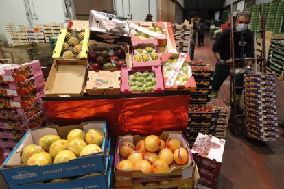 Cajas de frutas en Mercaleón. RAMIRO