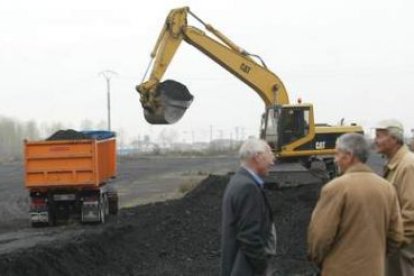 Los trabajos para retirar la montaña de carbón de Ponferrada concluyeron a mediados del año 2003