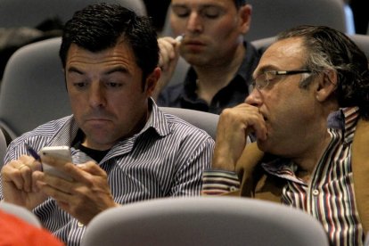 Luis Cembranos, a la izquierda, recibió el dinero adeudado por la Cultural. En la imagen, junto a Felipe Llamazares. RAMIRO