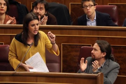 Pablo Iglesias  aplaude la intervencion de la portavoz de la formacion  Irene Montero  durante la sesion de control al Gobierno en el Congreso de los Diputados.