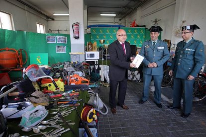 El subdelegado y los mandos de la Guardia Civil junto a los efectos intervenidos. MIRIAM CHACÓN