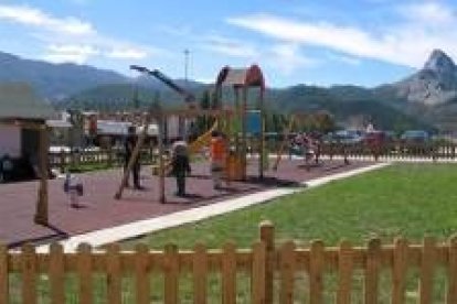 El parque infantil fue construido hace unos meses por la junta vecinal de Riaño