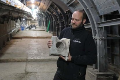 El arqueólogo Ari Levi posa con la mesa de medición de hace dos milenios.