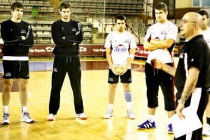 Ribera da instrucciones a sus jugadores durante un entrenamiento donde hoy se vivirá el derbi