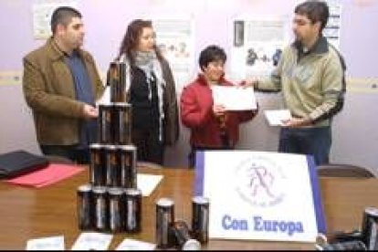 La ganadora del certamen de relatos cortos Cora Librán recogiendo en cheque valorado en 100 euros