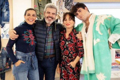 Raquel Sánchez Silva, Lorenzo Caprile, María Escoté y Palomo Spain, en el taller de Desigual, este domingo, en Maestros de la costura.