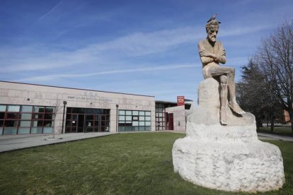 Edificio de Gestión Académica en el Campus de la Universidad de León.