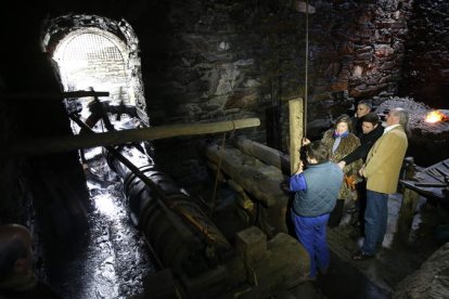 El herrero Manuel Sánchez y Juan Carlos Flórez enseñan la Herrería a ediles de Ponferrada en una imagen de archivo. L. DE LA MATA