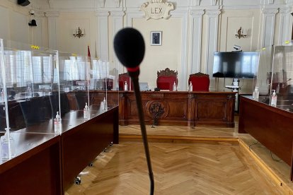 Una de las salas de vistas de la Audiencia Provincial. MAZ