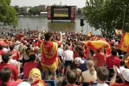 Arriba aficionados en Leipzig, abajo en Francfurt