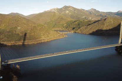 Imagen aérea del embalse de Barrios de Luna que se encuentra al 82,3% de su capacidad. ARGüELLO