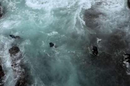 Fotograma del documental 'Entre la ola y la roca' que, a partir de la vida de un grupo de percebeiros de Muxía, reflexiona sobre la relación del hombre y su entorno.