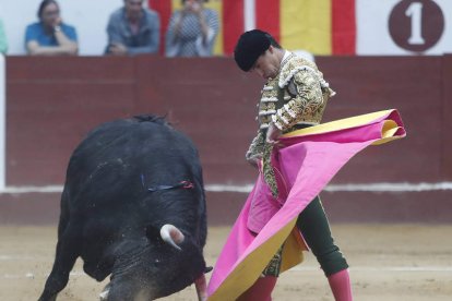 El Fandi es uno de los ídolos de León. JESÚS F. SALVADORES