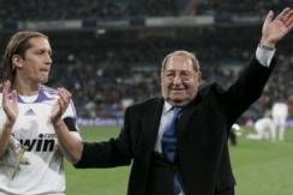 Los jugadores del Real Madrid posan orgullos tras conquistar ayer el Trofeo Santiago Bernabéu