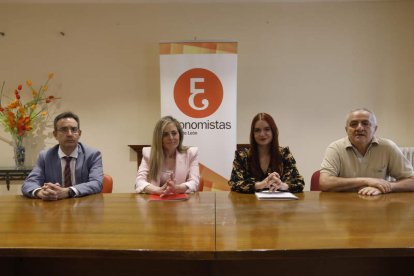 La presentación ayer, en el Colegio de Economistas. FERNANDO OTERO