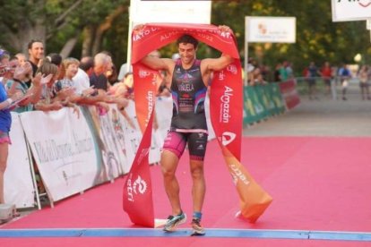 El leonés Kevin Viñuela, a su llegada a la meta como campeón de España de Triatlón Cros. DL