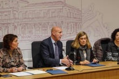 Carmen Jaén, José Antonio Diez, Juani Pérez y Aurora Valbuena durante la firma del convenio. MIGUEL F. B.