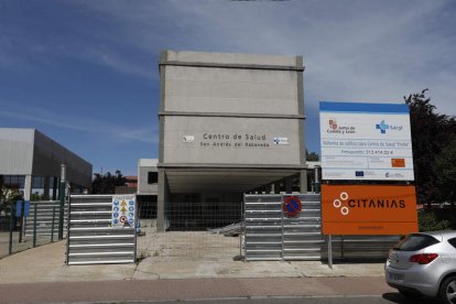 Estado actual de la obra del centro de salud que atiende al barrio de Pinilla. FERNANDO OTERO