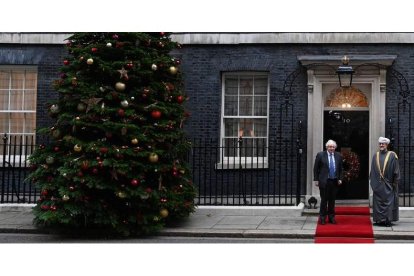 Johnson y el emir de Omán, ayer en el 10 de Downing street. F. ARRIZABALAGA